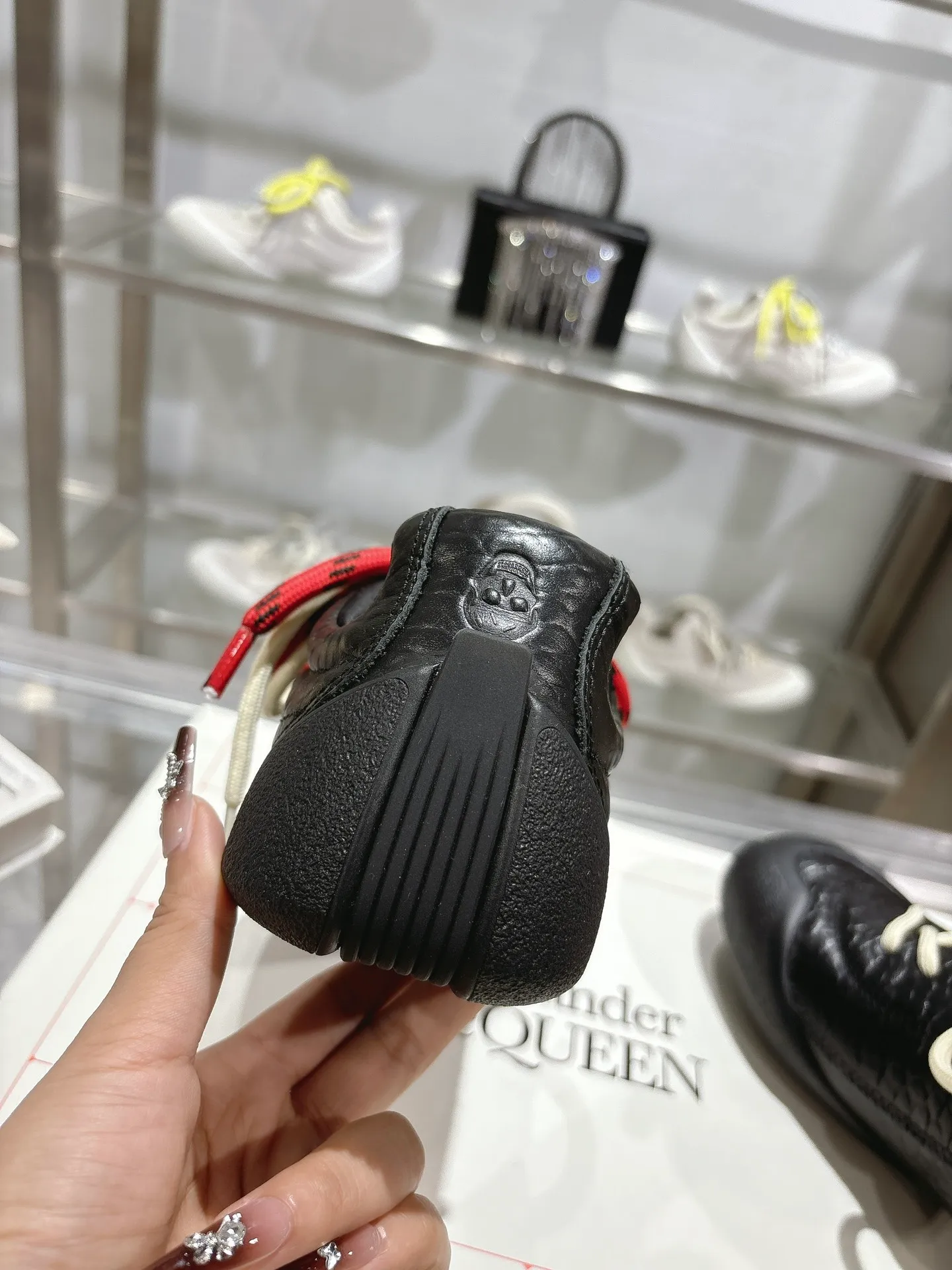 p580💰Couple model 𝐀𝐥𝐞𝐱𝐚𝐧𝐝𝐞𝐫 𝐌𝐜𝐐𝐮𝐞𝐞𝐧#/Alexander McQueen’s latest Flexion series, retro, casual, sneakers, original purchase, development, production, this Flexion Off Low-top sneakers in white grained leather with varying sized laces and an anatomically inspired lightweight segmented sole. The reverse skull pattern is embossed on the heel. Fabric: Original customized imported first-layer cowhide. Lining: Customized imported breathable mesh lining. Sole: Original open-molded non-slip TPU material. Bottom thickness: 2CM. Size: #Female size 35-40 (40 customized, non-refundable) #Men’s code 39-45 (45 customized, non-refundable)